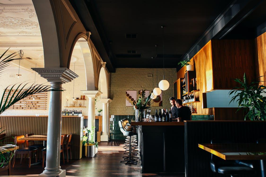 What does a restaurant manager do? Job description, salary and skills